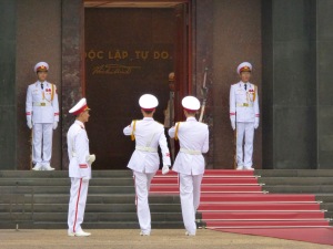 Soldiers at the mausoleum 